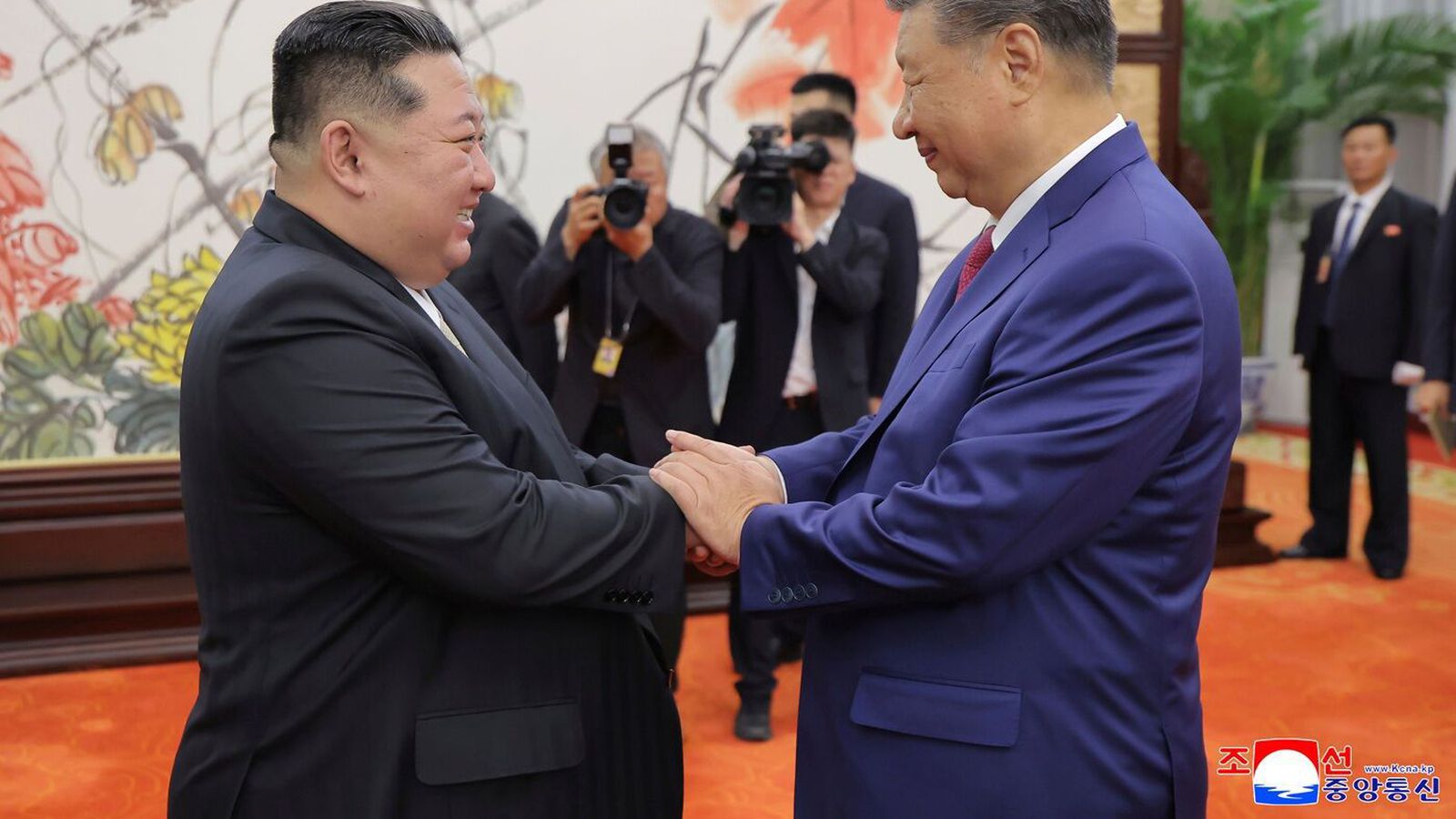 Xi í heim­sókn hjá Kim: Í keppni við Pútín um á­hr