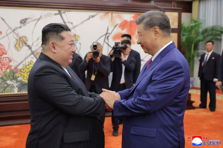 Kim Jong Un og Xi Jinping í Pyongyang í dag. Xi hóf í morgun tveggja daga opinbera heimsókn til nágranna síns og kollega.
