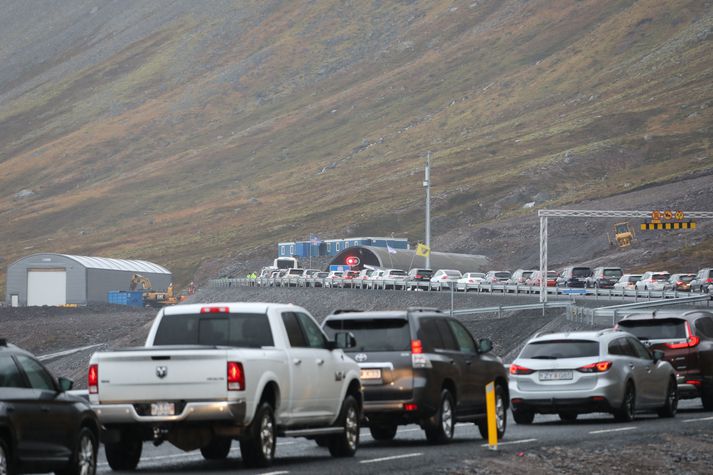 Kolejka samochodów czekających na przejazd nowym tunelem Dýrafjarðargöng miała około 2 kilometrów.