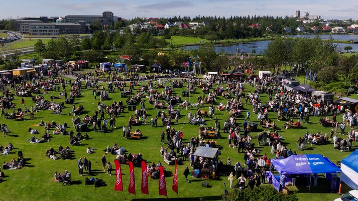 Götubitahátíðin hefst í dag föstudag og stendur yfir til sunnudags. Hljómskálagarðurinn verður fullur af girnilegum matarvögnum og skemmtileg afþreying er í boði fyrir fjölskylduna. Bylgjulestin mætir í garðinn á laugardag og verður í beinni útsendingu á Bylgjunni milli kl. 12 og 16.