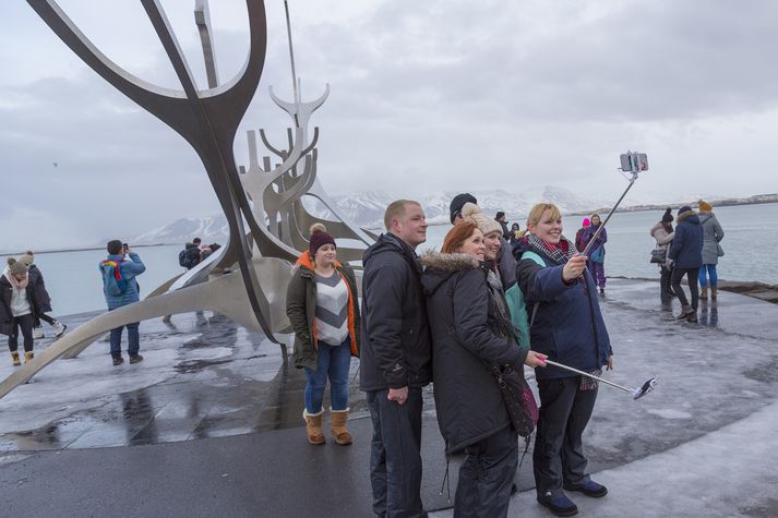 Í skýrslunni kemur fram að gífurlegur vöxtur hafi verið í ferðaþjónustu hér á landi og erlendum ferðamönnum hafi fjölgað fimmfalt á milli 2010 og 2017, þegar 2,2 milljónir ferðamanna komu til landsins.