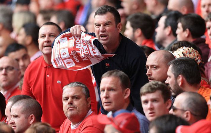 Stuðningsmaður Liverpool lætur menn heyra það í leik Liverpool og Chelsea á Anfield.