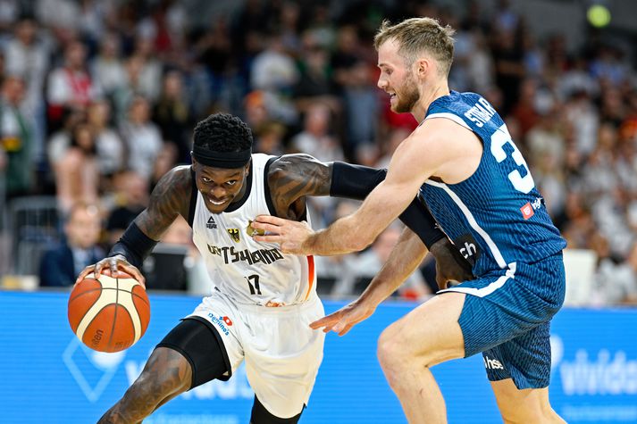 Dennis Schröder brunar framhjá varnarmanni í átt að körfunni.
