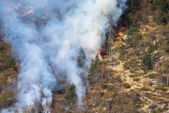 Mynd tekin þegar gróðureldar brunnu nærri Bergen.