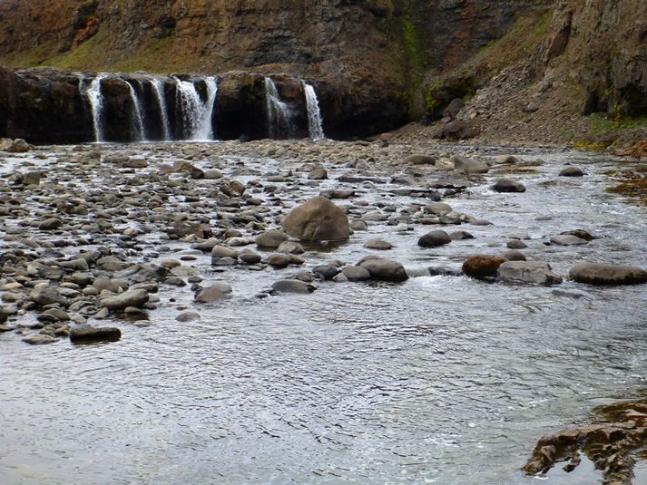 Réttarfoss og Réttarstrengur þann 5. júlí síðastliðinn. Vatnsmagnið í ánni er lítið eins og sést vel á þessari mynd.
