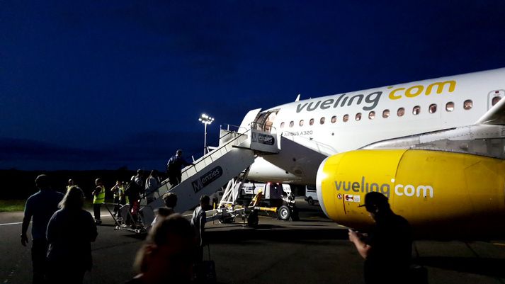 Farþegar á leið upp í vél Vueling í Edinborg í kvöld.