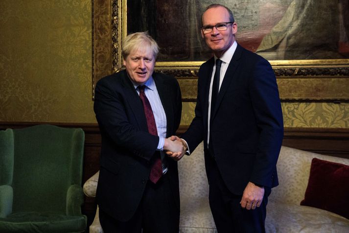 Simon Coveney (t.h.) er ekki par sáttur með fullyrðingar Boris Johnson (t.v.) í sambandi við áhrif Brexit á viðskipti við Norður-Írland.