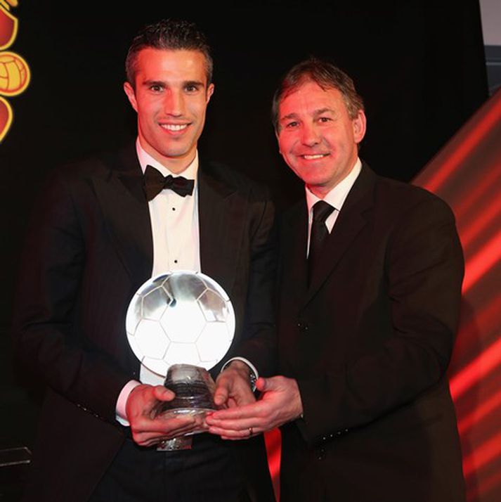 Bryan Robson býst við að Robin van Persie verði næsti fyrirliði Manchester United.