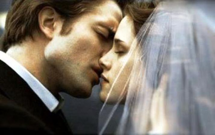Edward Cullen og Bella Swan ganga í það heilaga.