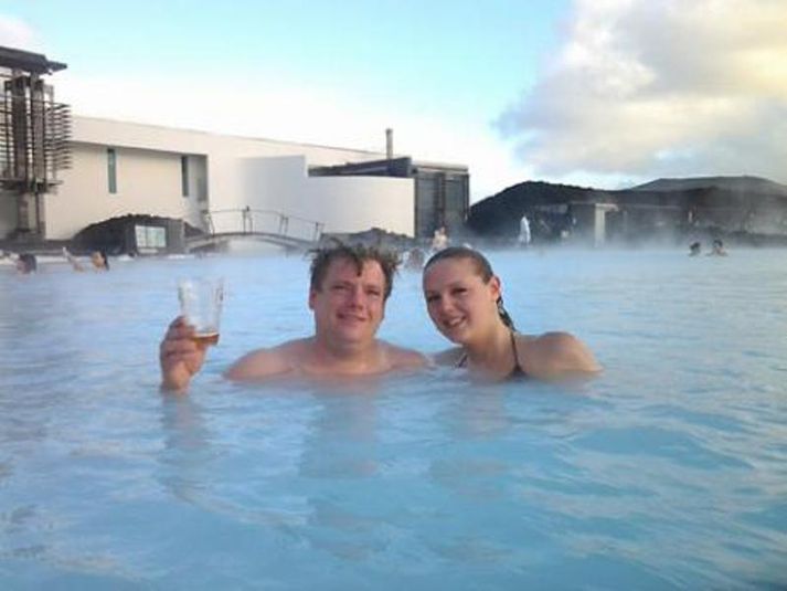 Rob og Nadine Temple í Bláa Lóninu.