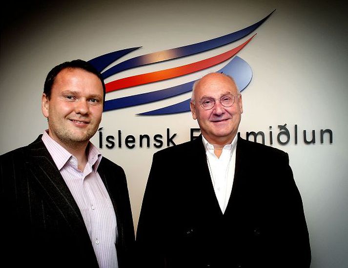 Magnús Friðjónsson framkvæmdastjóri og Magnús Gunnarsson, starfandi stjórnarformaður, eiga til jafns Íslenska flugmiðlun, sem á erlenda tungu nefnist Icelandic Aircraft Management og er skammstafað IAM. 