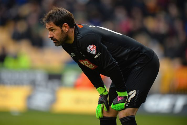 Scott Carson, markvörður Derby, þurfti sjálfur að fara á punktinn í vítakeppninni gegn Carlisle.