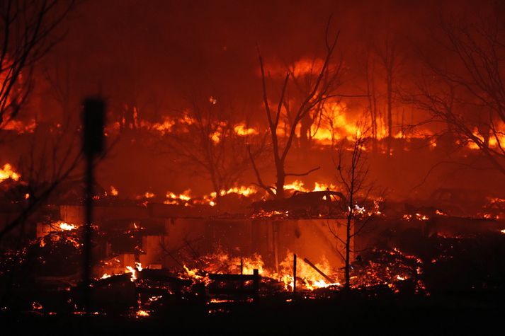 Þúsundir hafa þurft að yfirgefa heimili sín vegna gróðurelda í Colorado í Bandaríkjunum.