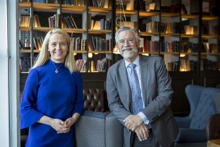 John Holdren með Höllu Hrund Logadóttur. Saman stýra þau Norðurskautsverkefni Harvard-háskóla ásamt Henry Lee, prófessor við skólann.