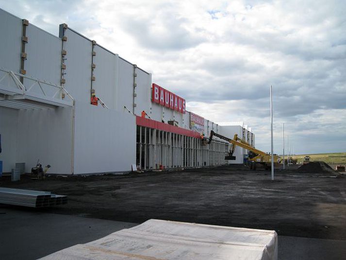 Bygging verslunarhúsnæðis Bauhaus við Vesturlandsveg hófst haustið 2007 en fyrirtækið, sem stofnað var í Þýskalandi árið 1960 rekur nú verslanir í 15 löndum.