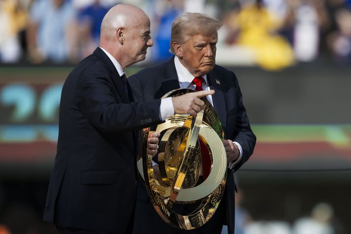 Gianni Infantino og Donald Trump með bikarinn sem er veittur fyrir að vinna HM félagsliða. Trump afhenti Recce James, fyrirliða Chelsea, bikarinn eftir úrslitaleikinn gegn Paris Saint-Germain í fyrra.