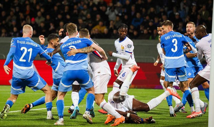 Algjört kraðak myndaðist í teignum og Manu Koné stóð á haus áður en Guðlaugur Victor skoraði. 