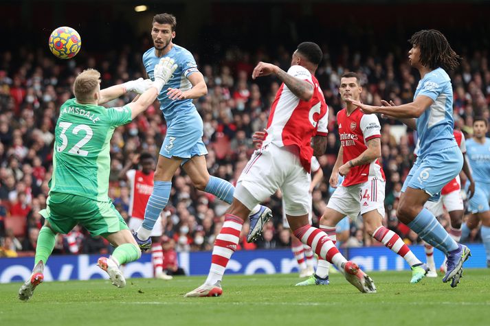 Arsenal og Manchester City mætast í enska bikarnum í kvöld.