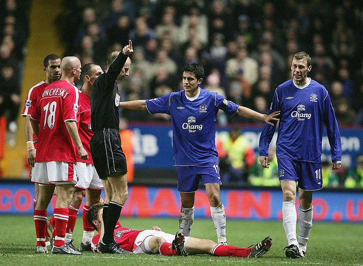 Hermann Hreiðarsson steinliggur eftir olnbogaskotið frá Duncan Ferguson (lengst til hægri).