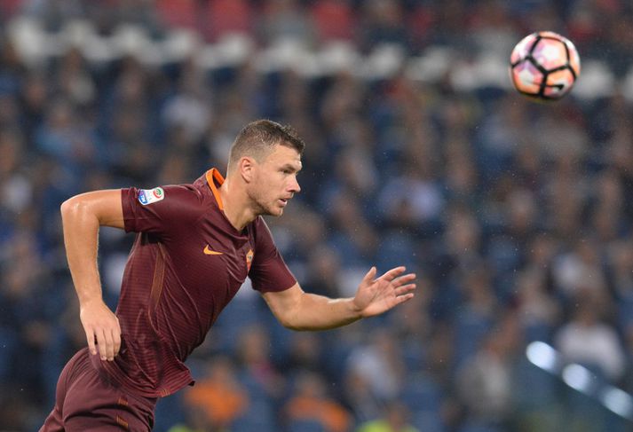 Edin Dzeko skoraði tvö mörk fyrir Roma í sigurleiknum gegn Napoli.