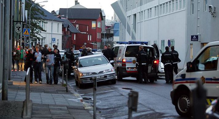 Hópslagsmál Lögreglan þarf oft að vinna við tvísýnar aðstæður eins og í þessu tilviki sem myndin sýnir. Þá brutust út hópslagsmál í miðbænum.