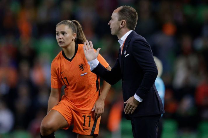 Lieke Martens og Mark Parsons á hliðarlínunni á leik Hollands gegn Tékklandi í Groningen á föstudaginn.