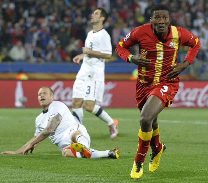 Asamoah Gyan fagnar sigurmarki sínu í leiknum.