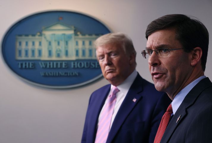 Mark Esper (t.v.) gegndi embætti varnarmálaráðherra í tæpt eitt og hálft ár.