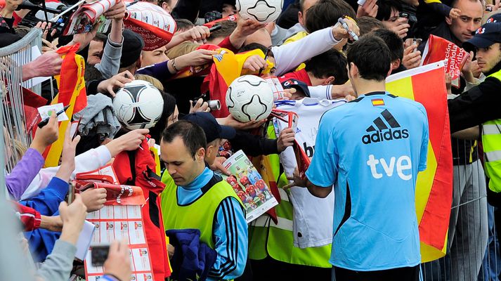 Iker Casillas og Andres Iniesta gefa eiginhandaráritanir eftir eina æfingu spænska landsliðsins.