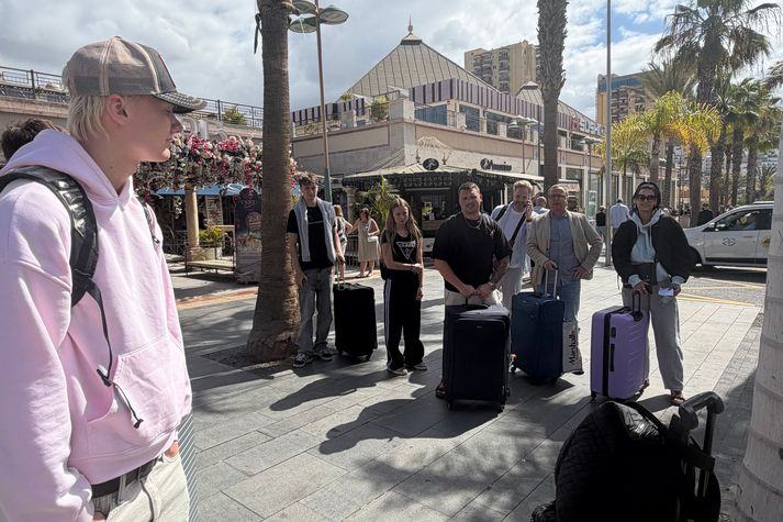 Ferðalangarnir að leita að hóteli á Tenerife með allan farangurinn með sér. 