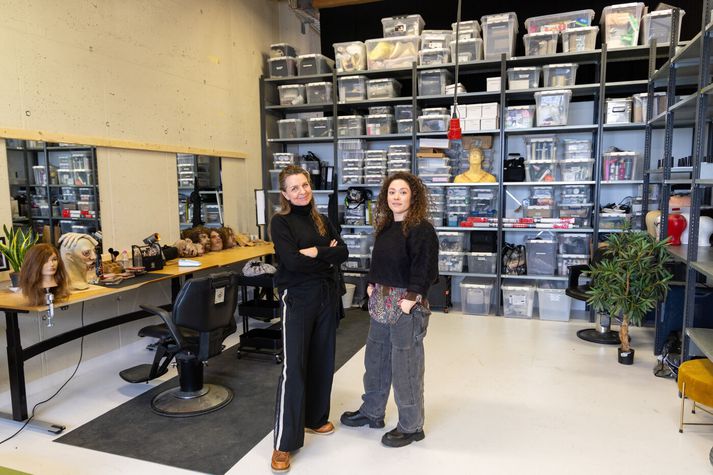 Ásta Hafþórsdóttir og Flóra Karítas Buenaño í nýja stúdíóinu. 