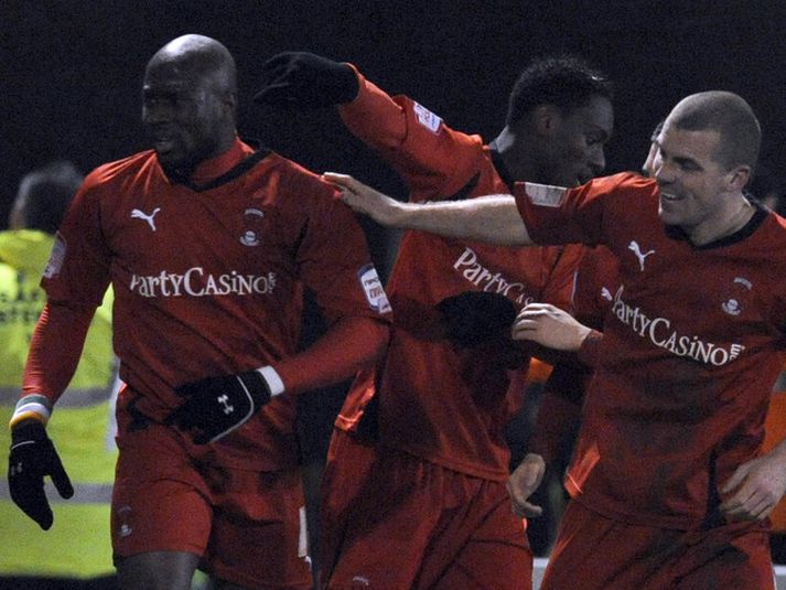 Leyton Orient leikmennirnir fagna sigurmarki Jonathan Téhoué.
