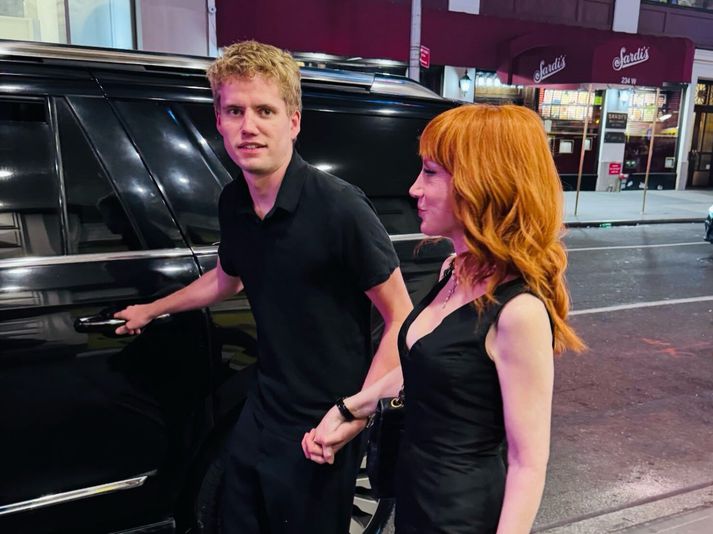 Kathy Griffin á leið inn í bíl með nýja kærastanum.