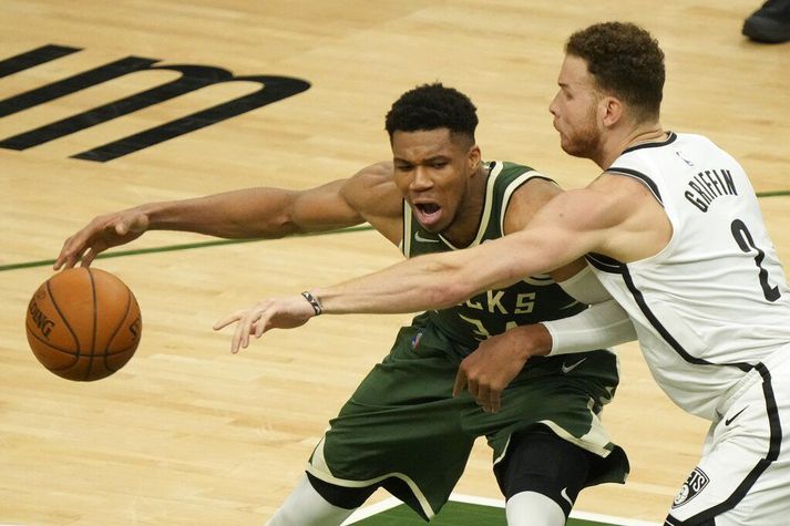 Giannis Antetokounmpo með boltann í leiknum við Brooklyn í nótt.