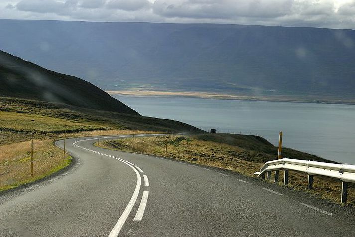 Horft niður í Eyjafjörð Vaðlaheiðargöng eiga að vera valkostur við að aka Víkurskarð. Göngin stytta hringveginn um 16 kílómetra en eru neðar á forgangslista en göng við Norðfjörð og Dýrafjörð. Fréttablaðið/GVA