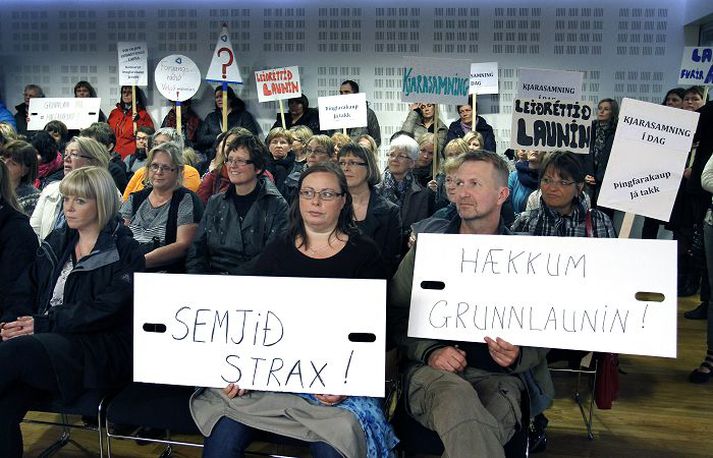 Grunnskólakennarar mættu á bæjarstjórnarfund í Kópavogi í gær til að leggja áherslu á kröfur sínar.fréttablaðið/gva