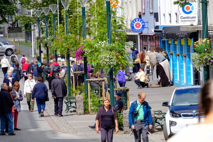 Fjöldi fólks mun leggja leið sína til Akureyrar um helgina þar sem fram fara N1 mótið og Pollamótið í fótbolta.