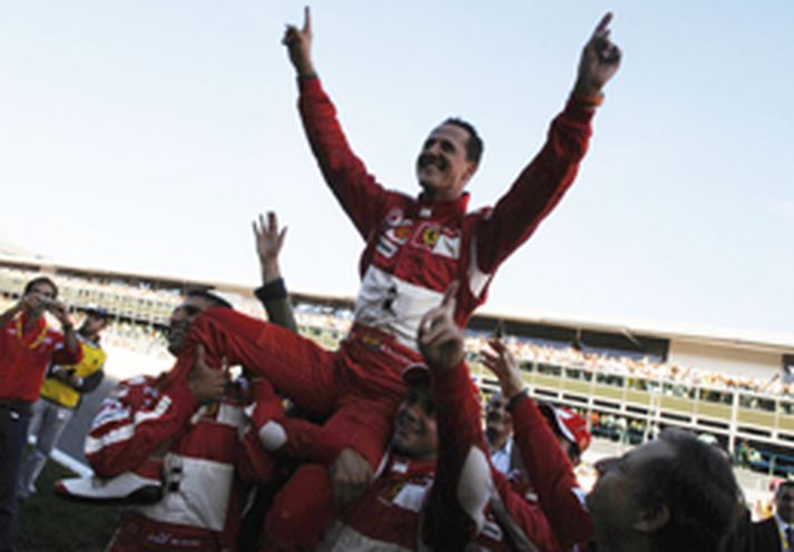 Stjórnarmenn Ferrari vilja með engu móti sleppa takinu af Michael Schumacher.