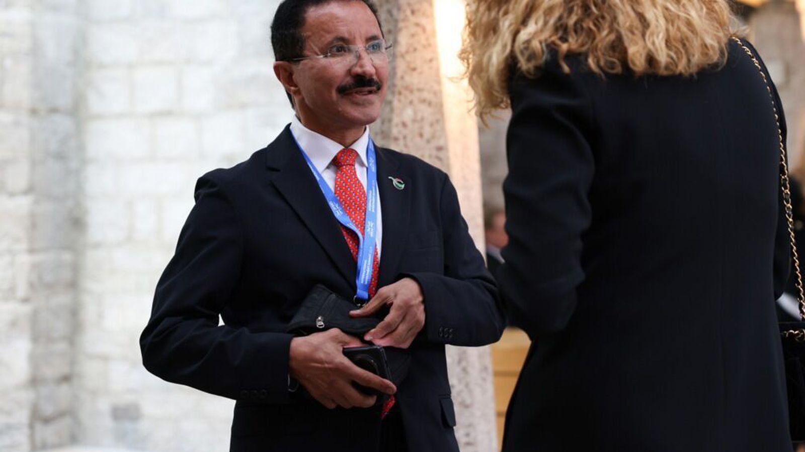 Skipta út stjórnar­for­manni sem sendi Ep­stein pyntinga­mynd­band