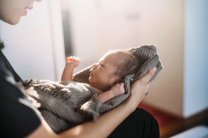 Ólafur Grétar segir nýja foreldra aldrei hafa verið eins einangraða. Þess vegna sé nauðsynlegt að ömmur og afar kíki við, þó ekki nema stuttlega, til að mynda þessi tensl.