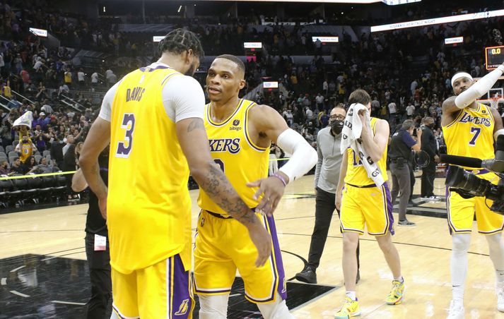 Russell Westbrook og Anthony Davis fallast í faðma eftir sigur Los Angeles Lakers á San Antonio Spurs.