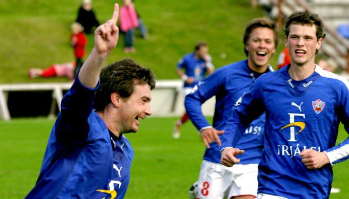 Barry Smith fagnar marki ásamt Matthíasi Guðmundssyni og Pálma Rafni Pálmasyni sumarið 2006.
