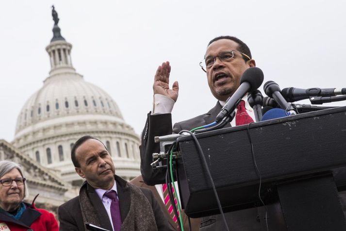 Keith Ellison mótmælir Trump í Washington fyrr í mánuðnum.