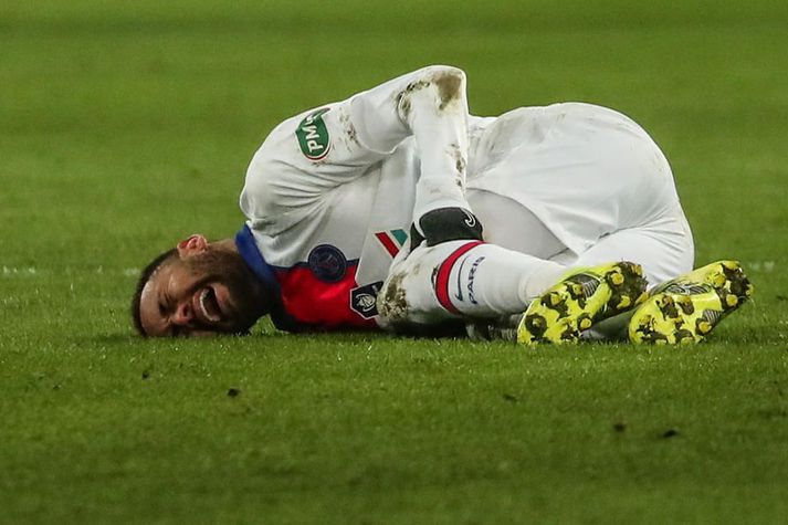 Neymar meiddist í bikarleik Paris Saint-Germain og Caen 10. febrúar.