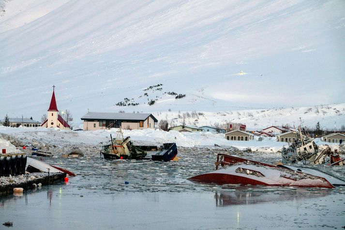 Mikið tjón varð í höfninni á Flateyri í snjóflóðunum í janúar.