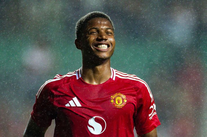 Danski framherjinn Chido Obi-Martin fagnar hér öðru marka sinna fyrir Manchester United í dag.