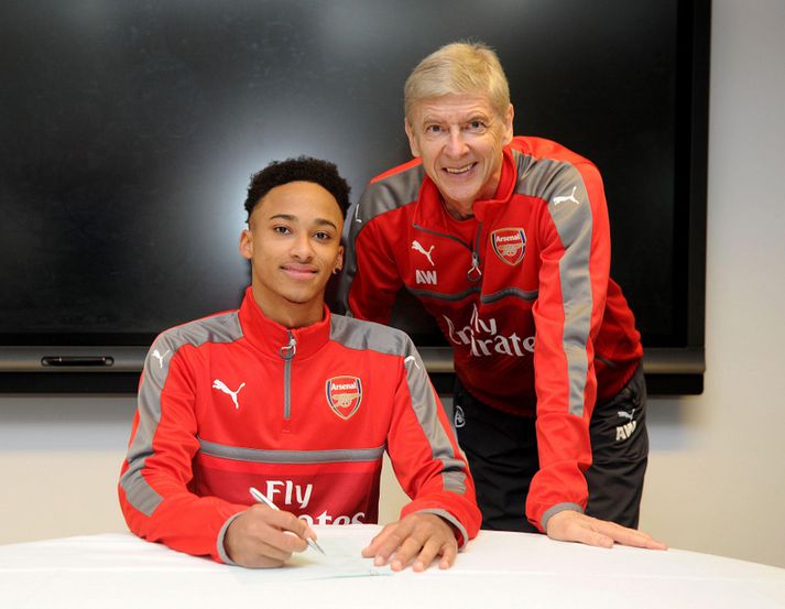 Cohen Bramall með Arsene Wenger við undirritun samningsins.