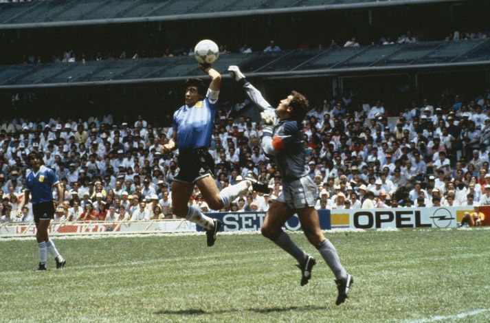 Diego Maradona kemur Argentínu í 1-0 með því að slá boltann yfir Peter Shilton sem greip fyrir vikið í tómt.