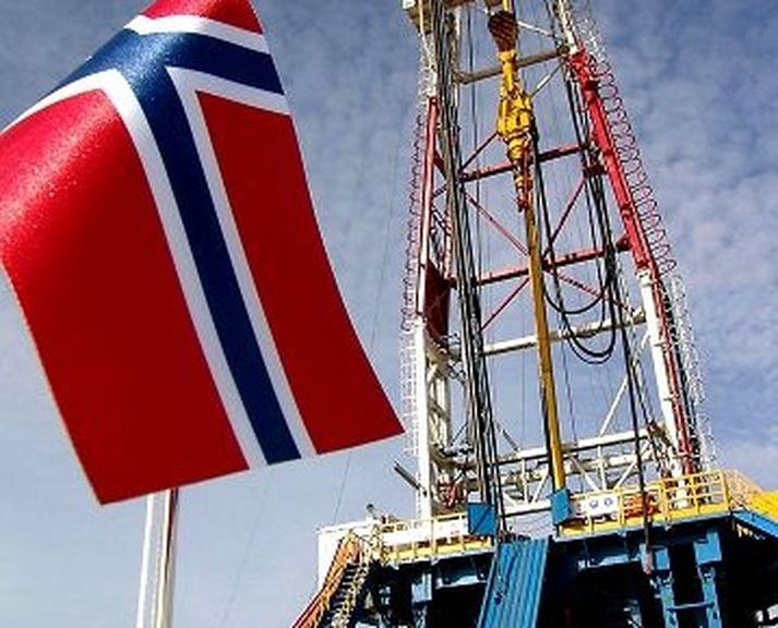 Norski fáninn blaktir við olíuborpall.