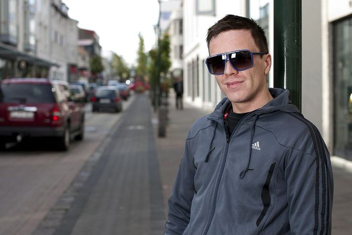 Sveinbjörn Gísli, eða Sveinbi, hefur starfrækt vefsíðuna superman.is frá 2006. Þar eru birtar myndir af reykvískum ungmennum á djamminu. Fréttablaðið/HAG